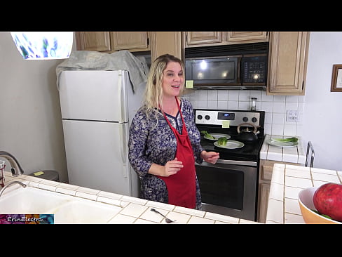❤️ Stepmom Mëllech him an der Kichen virun sengem Datum ❤️❌ Fuckvideo op lb.mobilecric.top ❌️❤